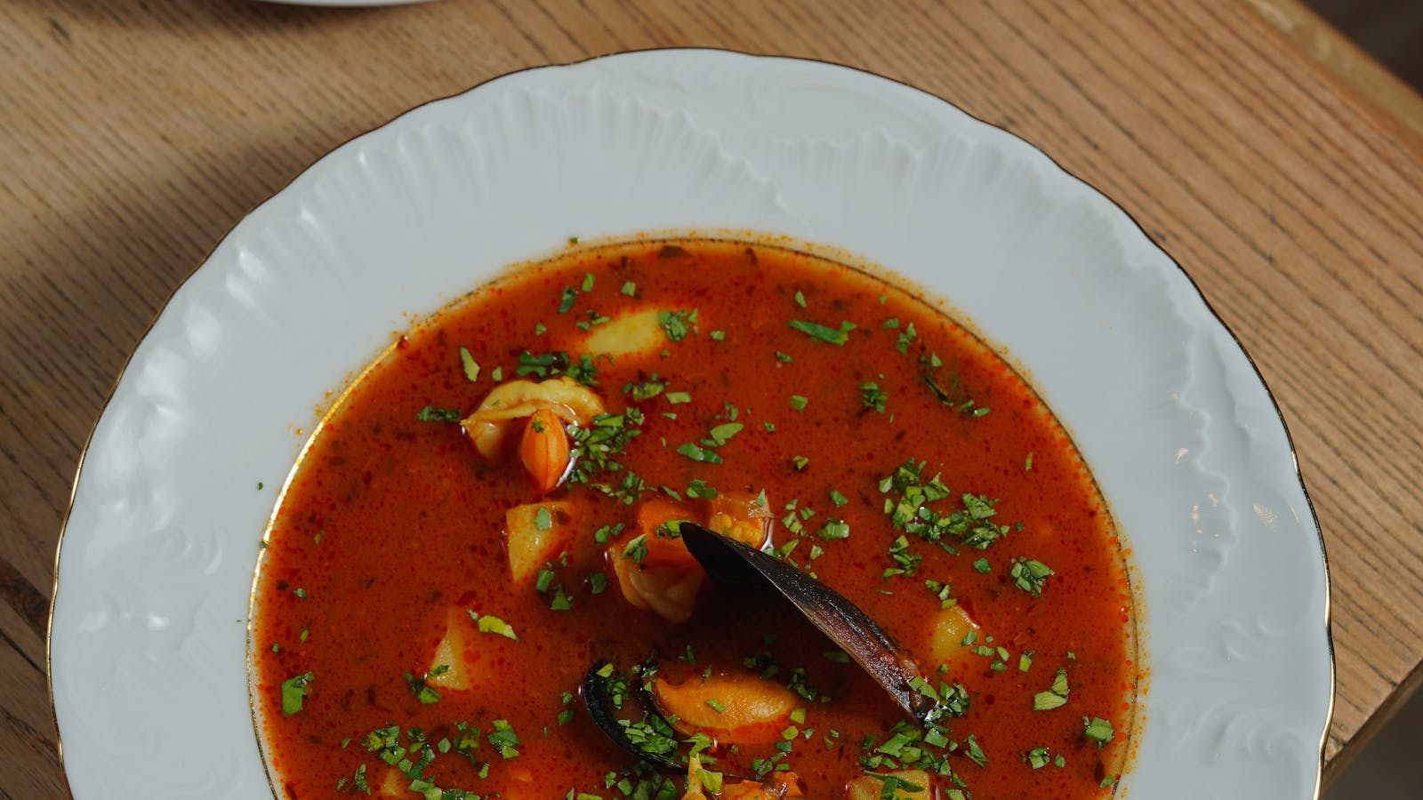 Soupe de poissons de roche servie avec aïoli et croûtons
