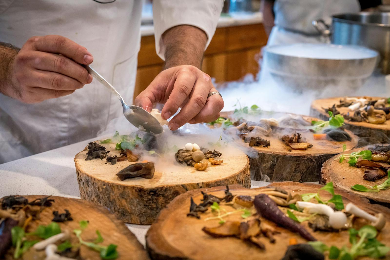 Chef dressant un plat